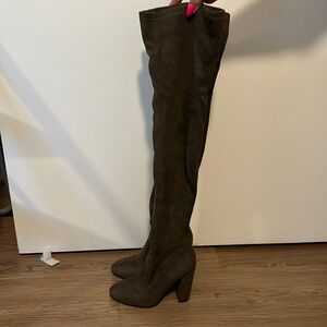 Aldo suede forest green color boots in size 36 very good condition